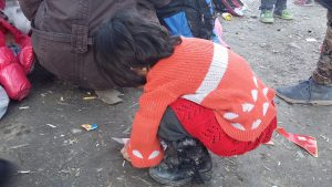 Enfant bottes fourrées pull rouge Syrie Grèce Lesvos Réfugiés